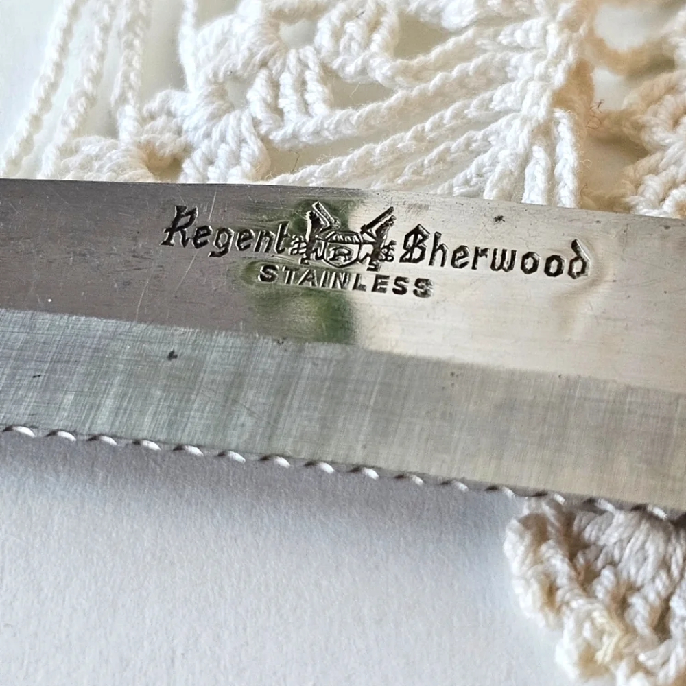 Vintage 1960 Regent Sherwood Knife Slicing Carving Serrated 8